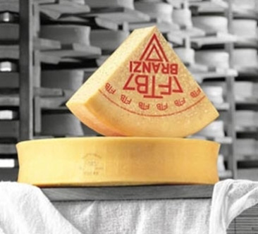Formaggio Branzi, caratteristica forma concava dello scalzo